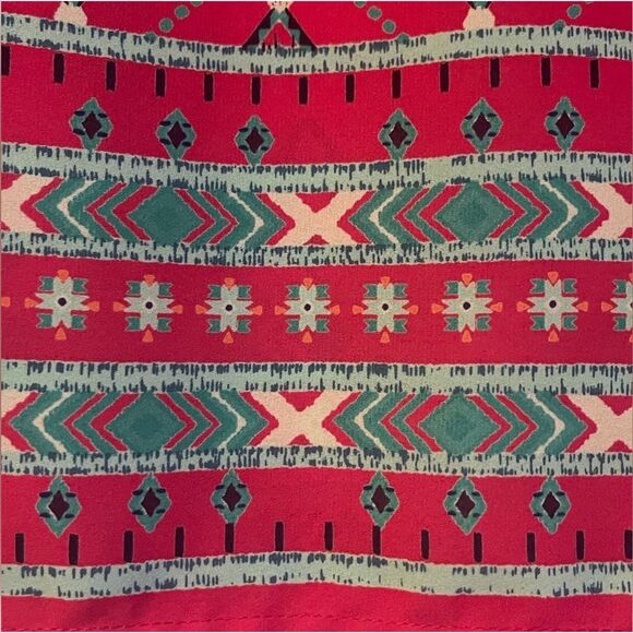 Like new! Boutique Everly adorable patterned flowy keyhole back top! - Picture 11 of 13